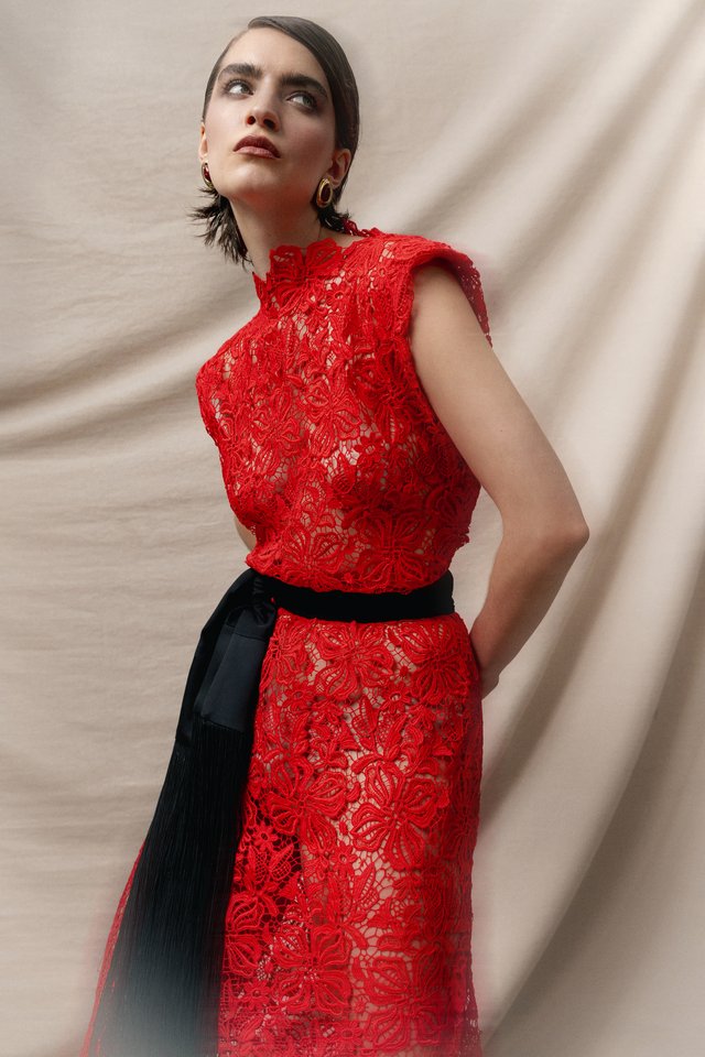 Modelo con encaje rojo y lazada negra