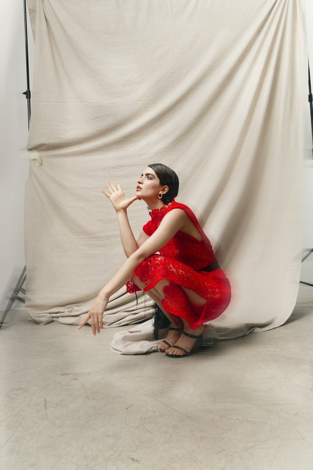 Modelo con encaje rojo y botas metalizadas