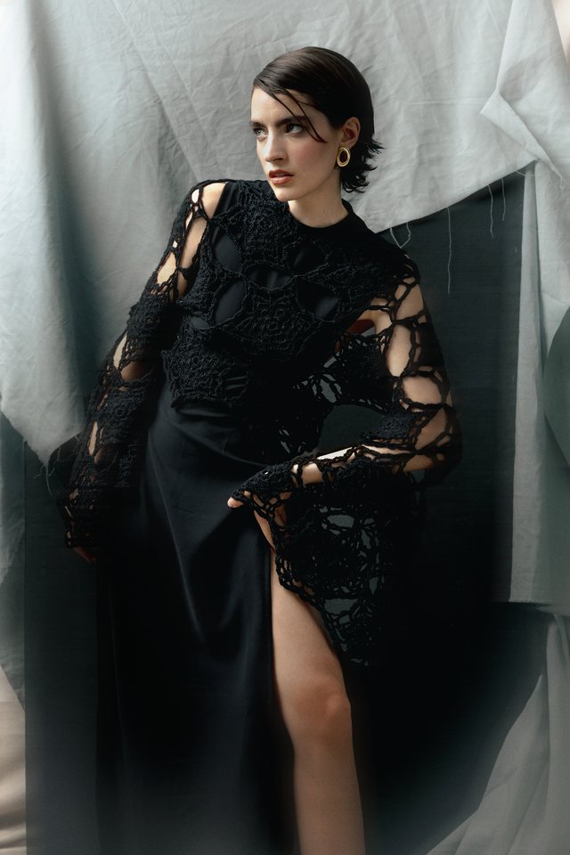 Modelo con vestido negro de ganchillo