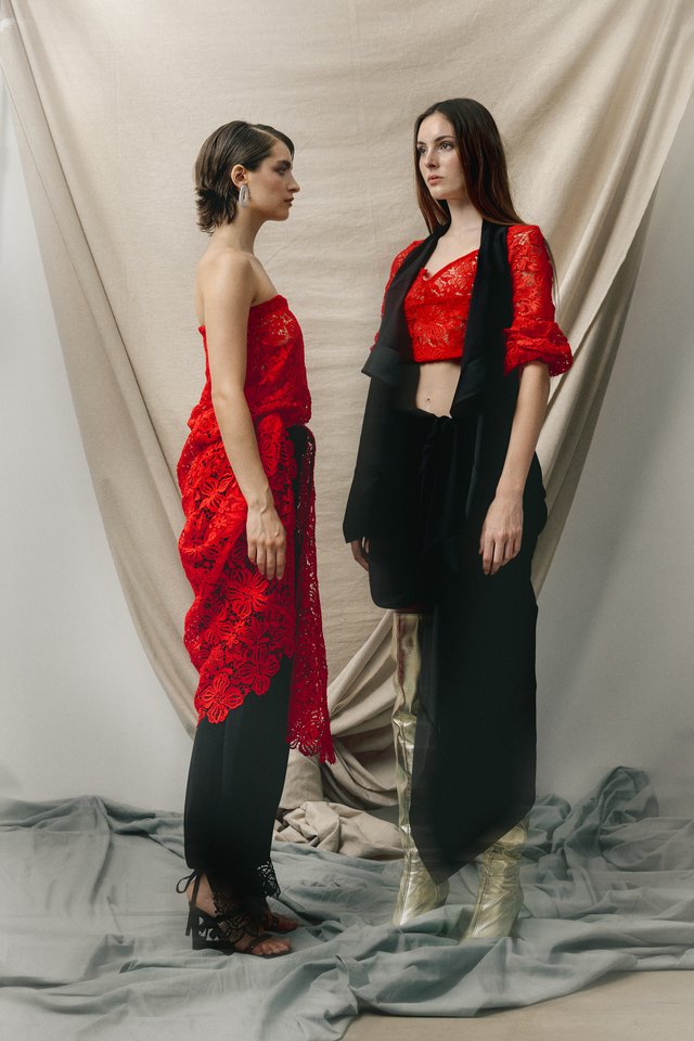 Dos modelos con encaje rojo y prendas negras