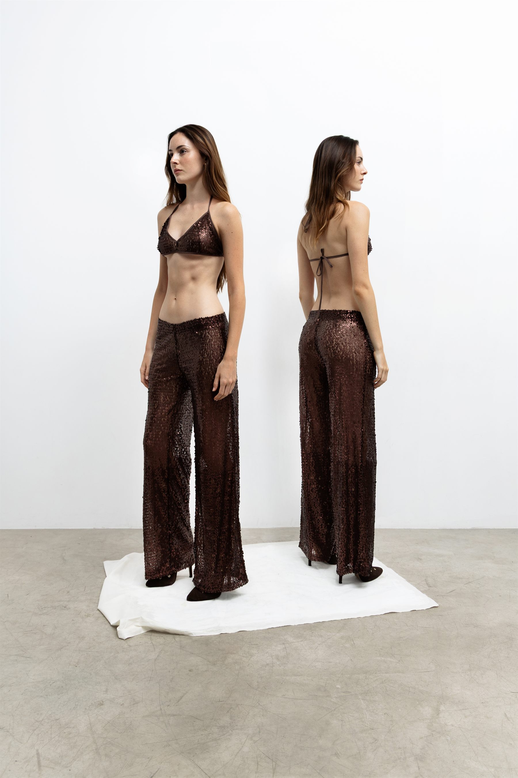 CONJUNTO CHOCOLAT, RAÍCES