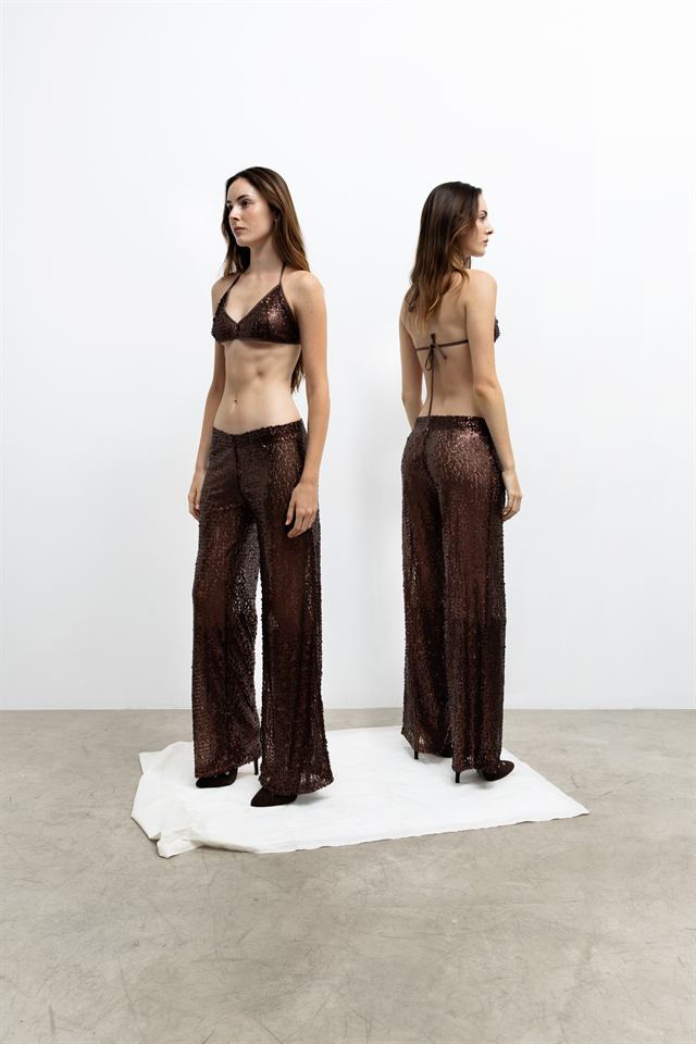 CONJUNTO CHOCOLAT, RAÍCES