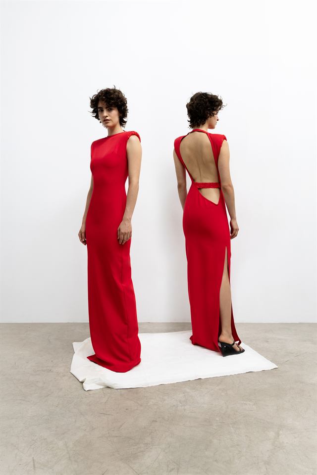 VESTIDO CARMÍN, RAÍCES
